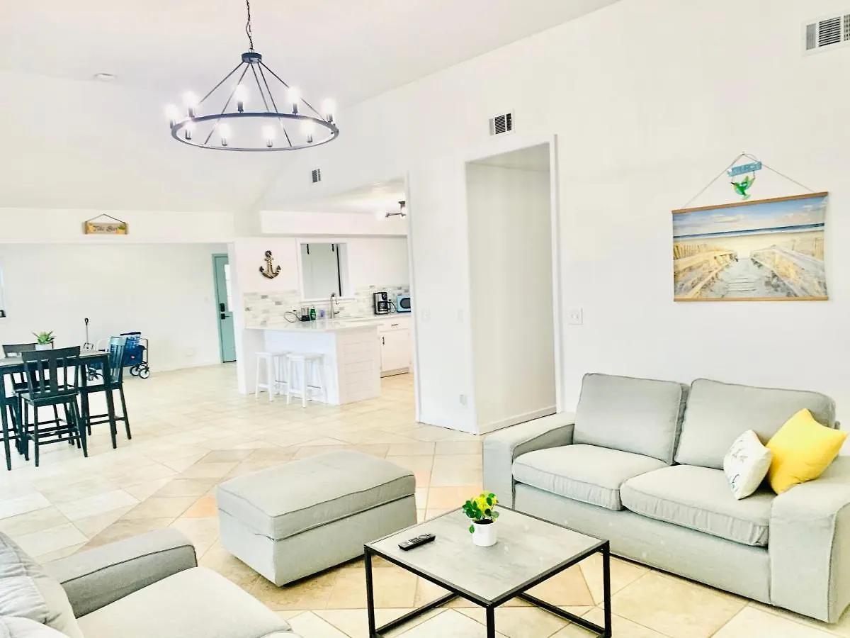 Sea Salt Vacation Home, Private Pool - Walk To Beach 파나마 시티 펜션